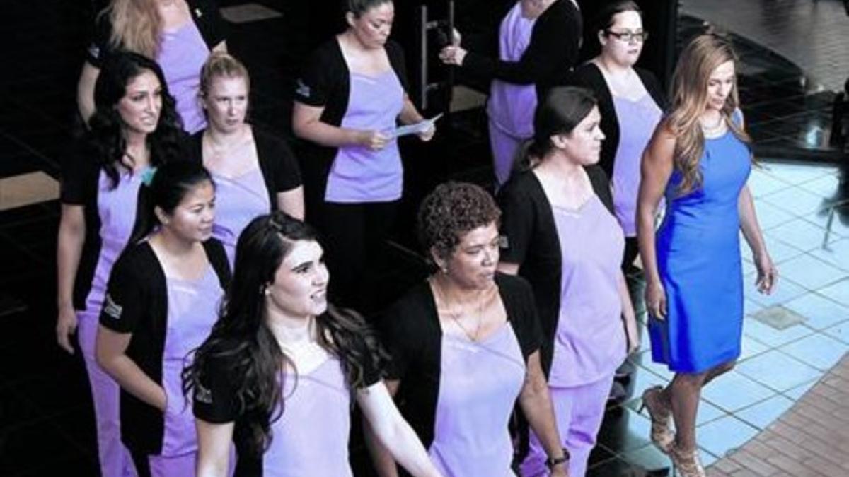 La doctora Kristi Funk (de azul) y las enfermeras del hospital de Beverly Hills en el que Jolie se sometió a una doble mastectomía.