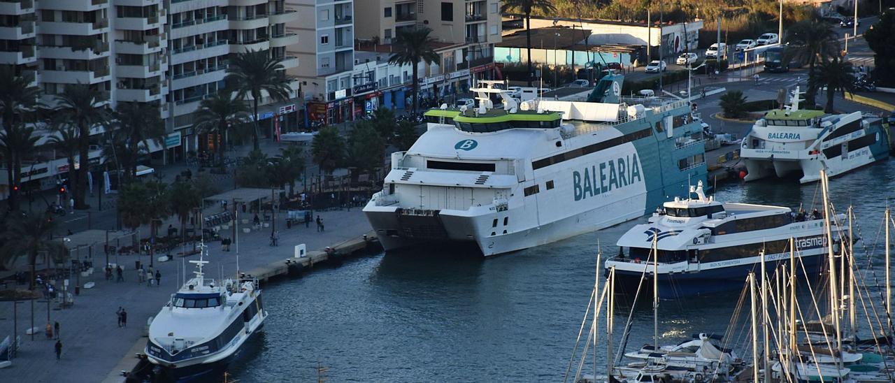 Cuatro barcos de la línea entre Eivissa y Formentera coinciden este verano en el muelle de Vila. | C. NAVARRO