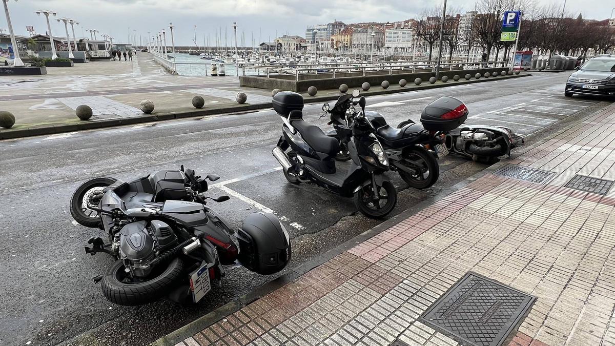 Motos caídas en la calle Rodríguez San Pedro, ayer.