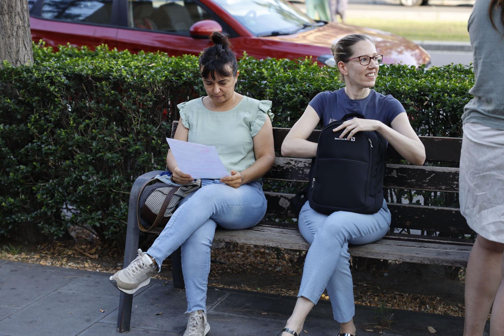 Miles de aspirantes se presentan a las oposiciones de educación