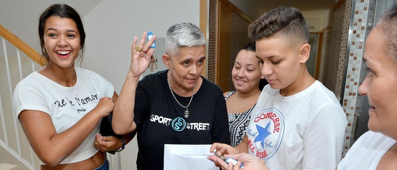 Una familia tras recibir una casa social en Jinámar en 2015