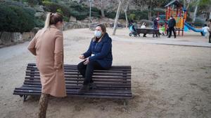 Nuria Serra y Marta Castiñeiro, dos madres que se reúnen por la tarde en el parque de Can Barriga de Badalona.