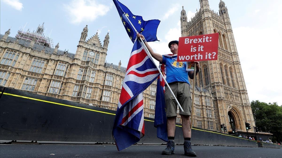 zentauroepp44611986 file photo  a man holds an anti brexit banner on westminster180810184252