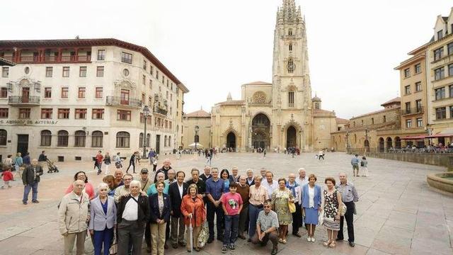Algunos de los asistentes a la comida organizada por el Centro Asturiano de Madrid, ayer en la plaza de la Catedral.