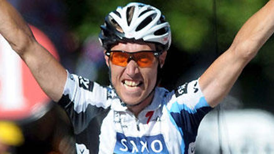 El ciclista danés Nicki Sorensen, del equipo Saxo Bank, celebra su victoria en la duodécima etapa del Tour de Francia.