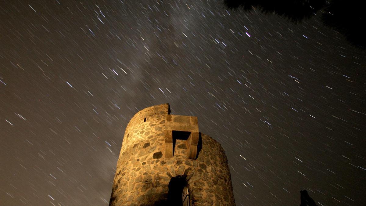 Imagen de archivo de las Perseidas en la Torre de ses Ànimes