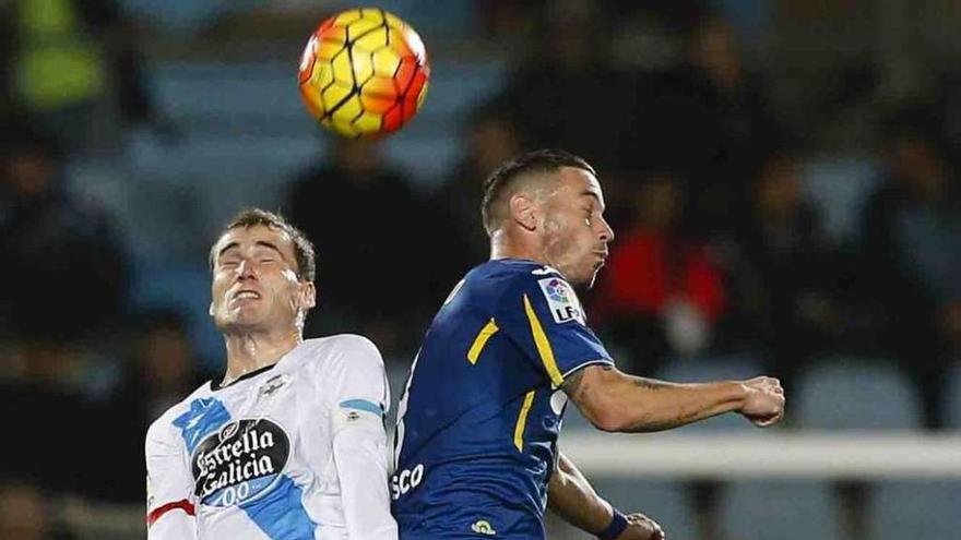 Álex salta con un rival en el partido contra el Getafe de la primera vuelta.