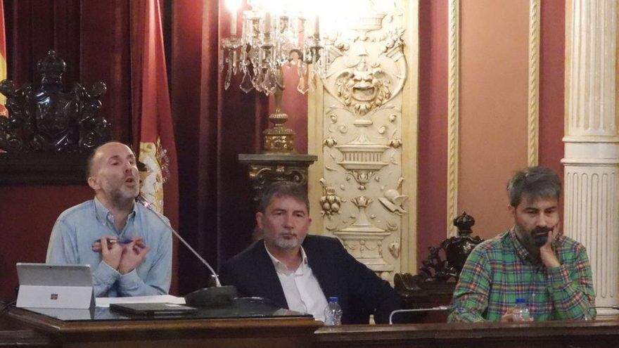 El alcalde y el interventor en una sesión plenaria.