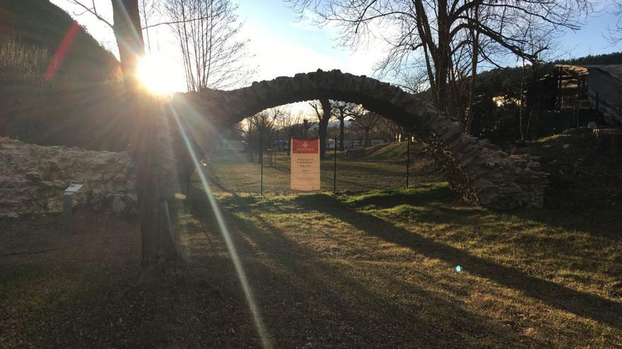 El Pont del Diable restaurat sobre la terrassa a la ribera del Segre, també neta | MIQUEL SPA