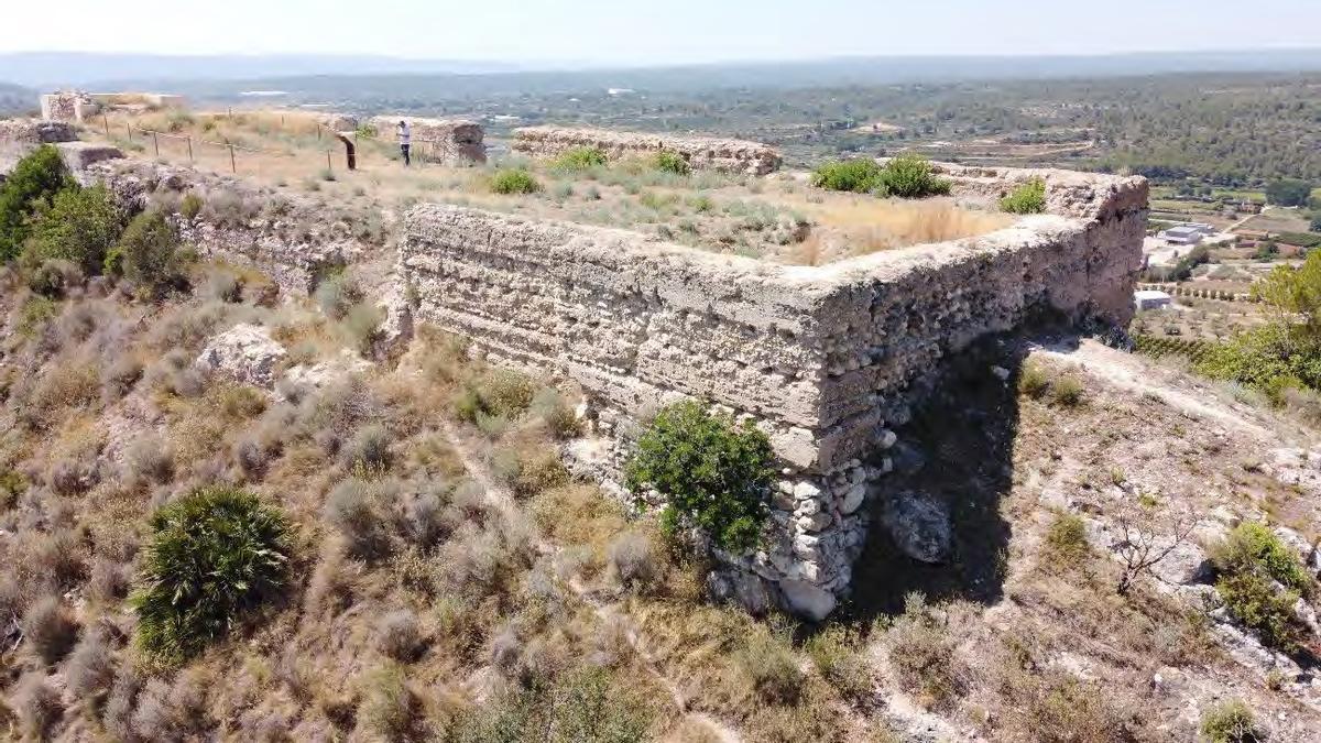 El castillo de Navarrés, en lo alto del cerro que domina la localidad.