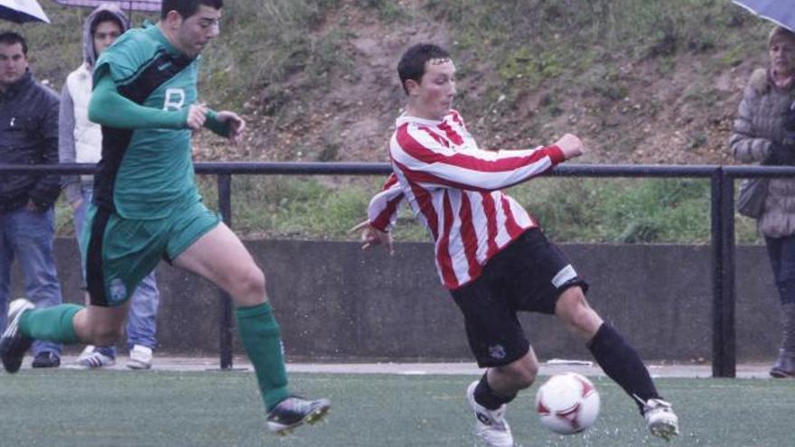 Edu controla el esférico en el último partido jugado por el Zamora B.