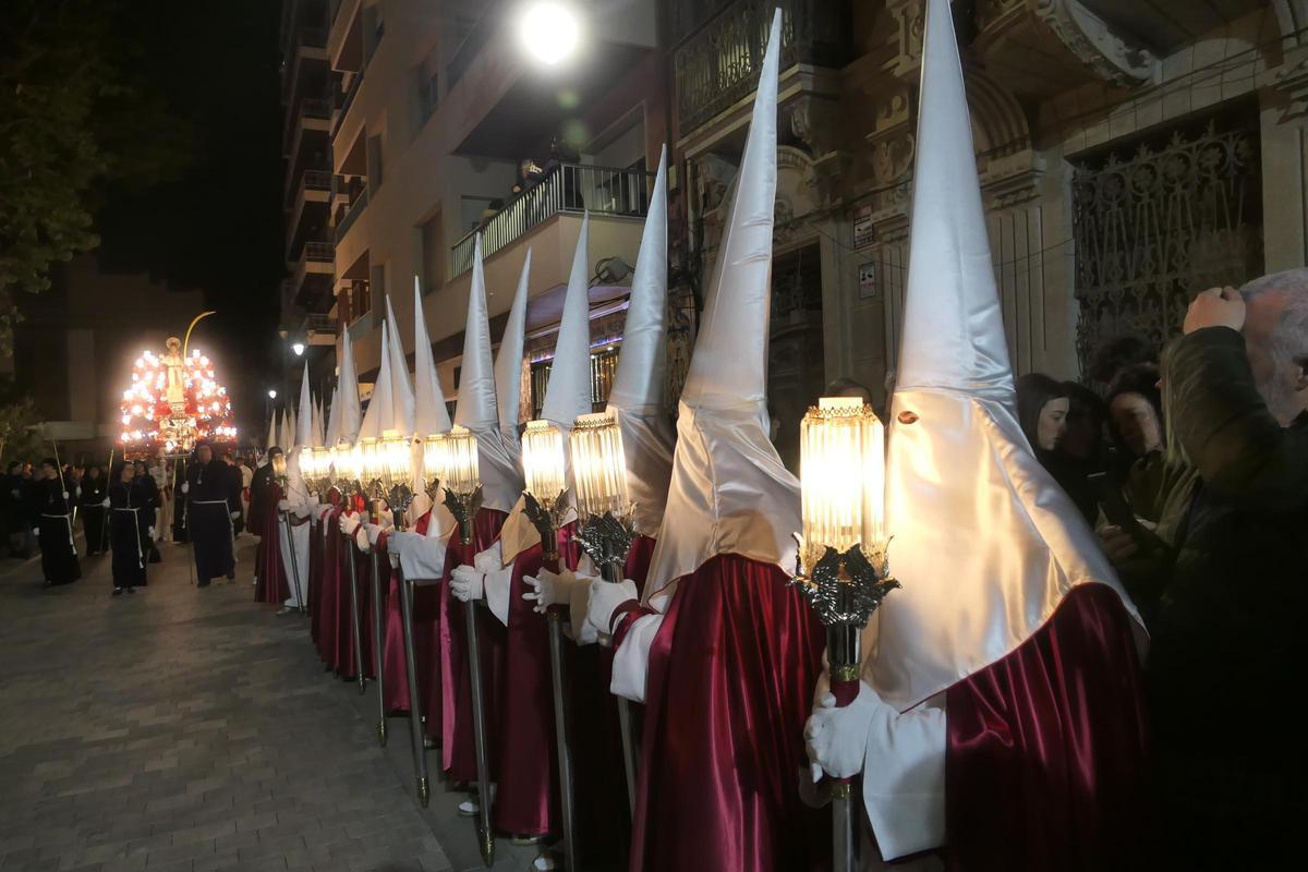 Tercio de San Juan, con los históricos hachotes de butano, con el trono al fondo.