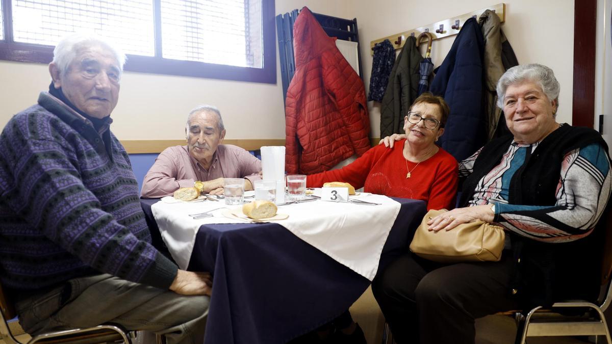 Usuarios del comedor del centro de convivencia de mayores de La Jota.