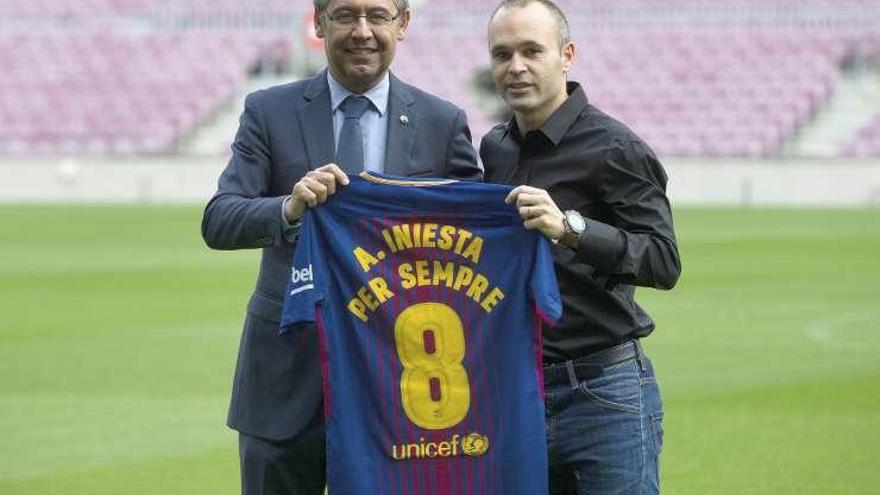 El capitán del Barcelona, Andrés Iniesta, renueva de por vida