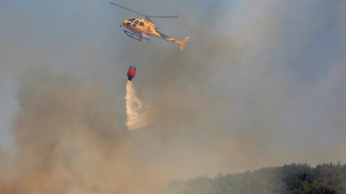 Un helicóptero actúa sobre un incendio en una imagen de archivo.