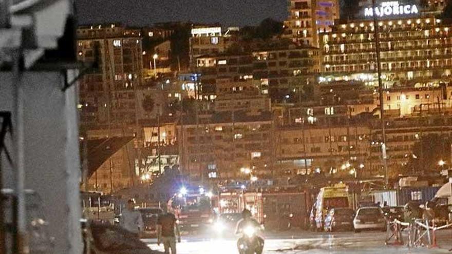 Camiones de bomberos en el lugar donde se incendió el barco.