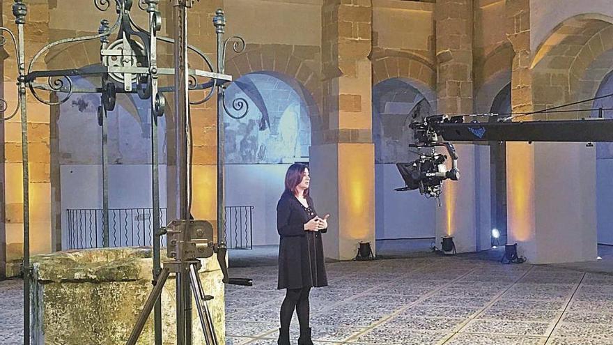 Francina Armengol, durante la grabaciÃ³n de su discurso en el Pati de sa Lluna de Alaior.