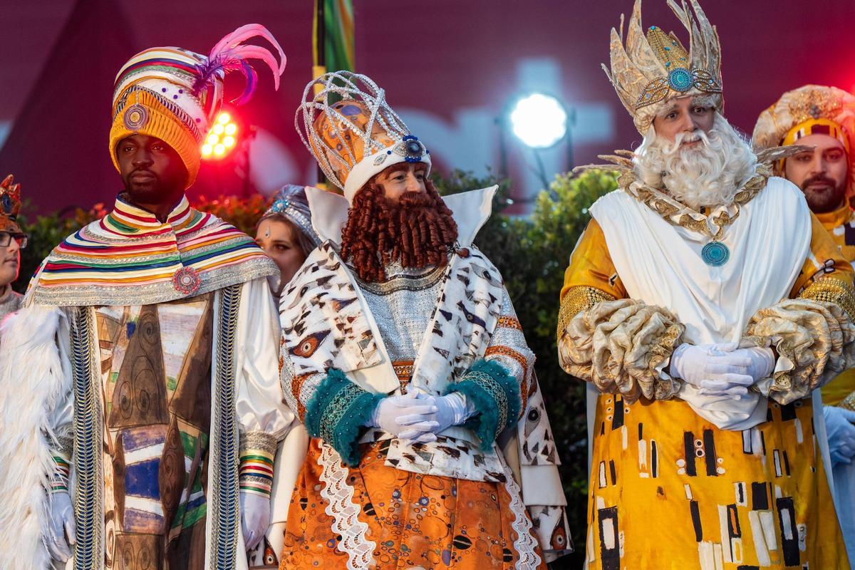 Sus Majestades Melchor, Gaspar y Baltasar llegan un año más al Portal de la Pau a bordo del pailebote Santa Eulàlia