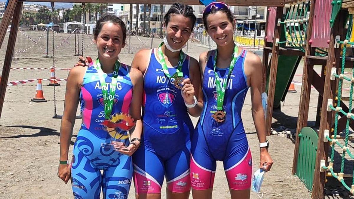 Claudia Torres, Adriana Novoa y Alicia Gutiérrez posan con sus medallas.
