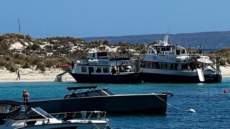 Sobre estas líneas y a la derecha, embarcaciones embarrancadas en la orilla del islote protegido hace apenas unos días. | D.I.