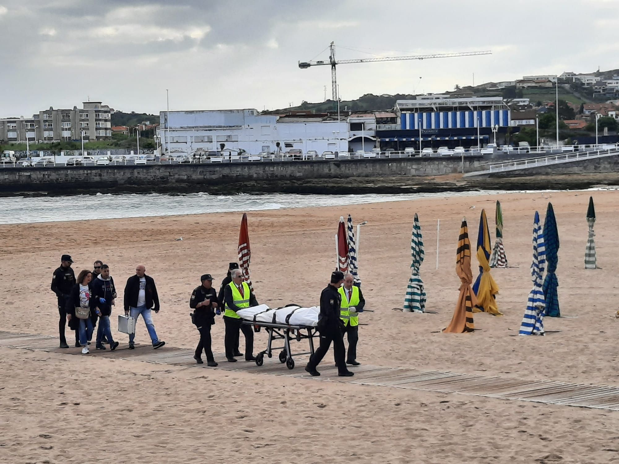 Hallan un cadáver en la playa de San Lorenzo