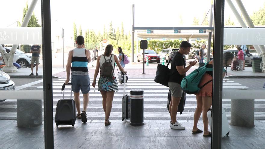 El aeropuerto de Zaragoza suma 400.000 viajeros hasta agosto y apunta al mejor año de la década