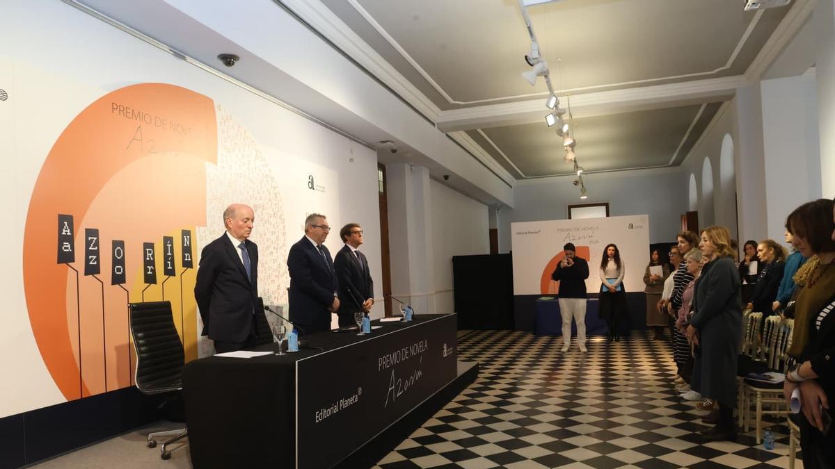Minuto de silencio por la muerte de Fernando Ónega en la presentación de las obras finalistas del Premio Azorín de Novela 2026
