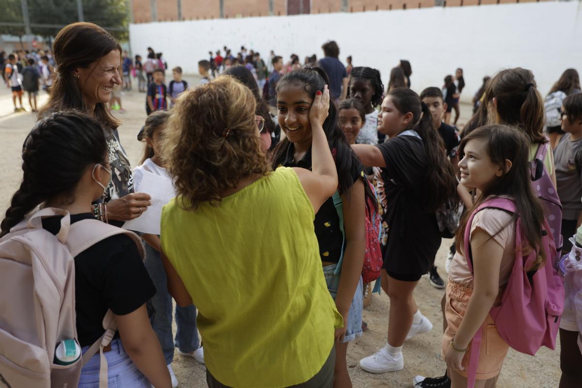 Los alumnos vuelven a las aulas en el colegio Josep Carner de Badalona