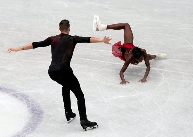 Los franceses Vanessa James (d) y Morgan Cipres (i) realizan su ejercicio de programa corto por parejas en los campeonatos del mundo de patinaje artístico.