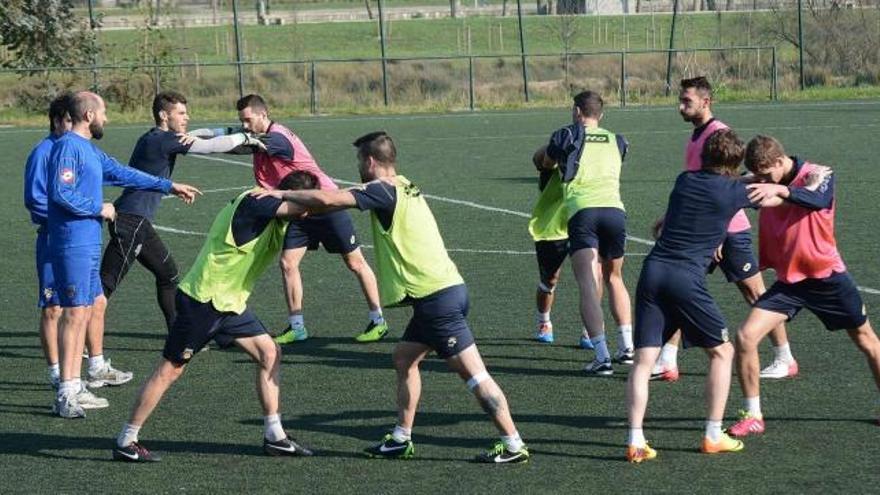 El cuerpo técnico supervisa una sesión de entrenamiento del Pontevedra en el campo de A Xunqueira. // Rafa Vázquez