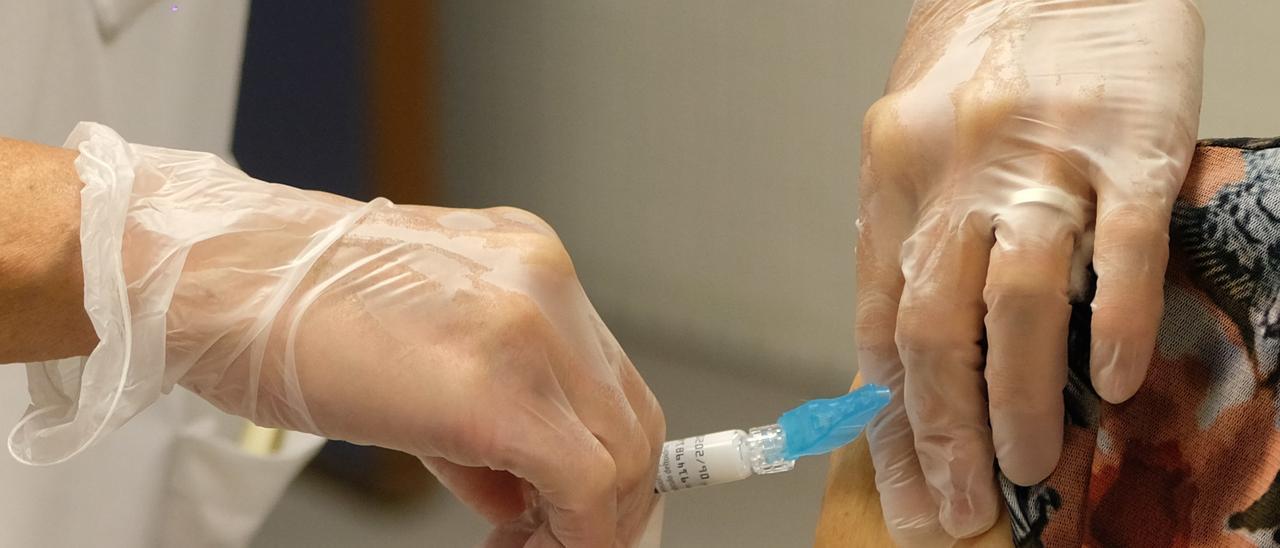 Un sanitario administra una vacuna contra el coronavirus.