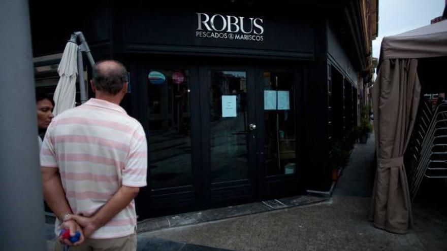 Robustiano Rodríguez, «Robus», durante el Festival del bonito de hace dos años, a la puerta de su restaurante.