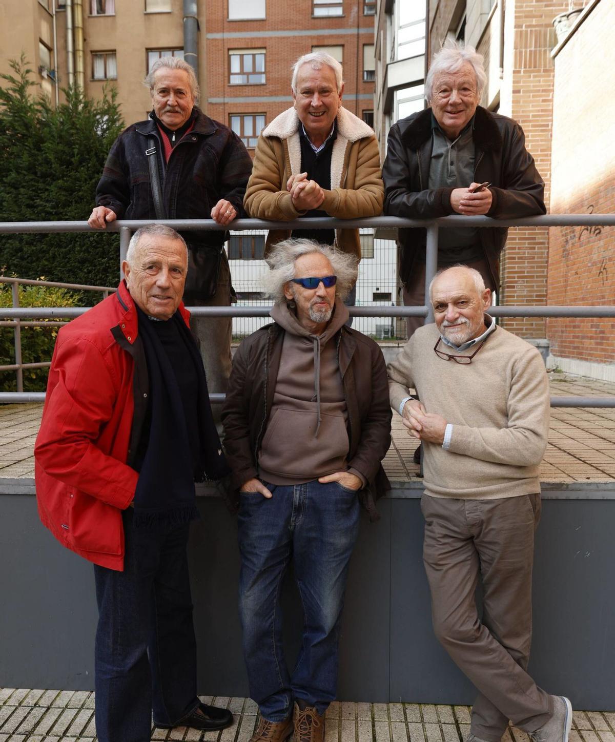 Arriba y por la izquierda, Fredi García Albillo, Kike Serrano, José Miguel Díaz y debajo, Nacho Parugues, Mento Hevia y Luis Ángel Álvarez. En la imagen superior, miembros históricos de «Los Linces». | LUISMA MURIAS