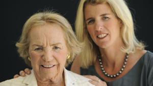 Ethel Kennedy posa con su hija Rory, autora de un documental sobre ella.