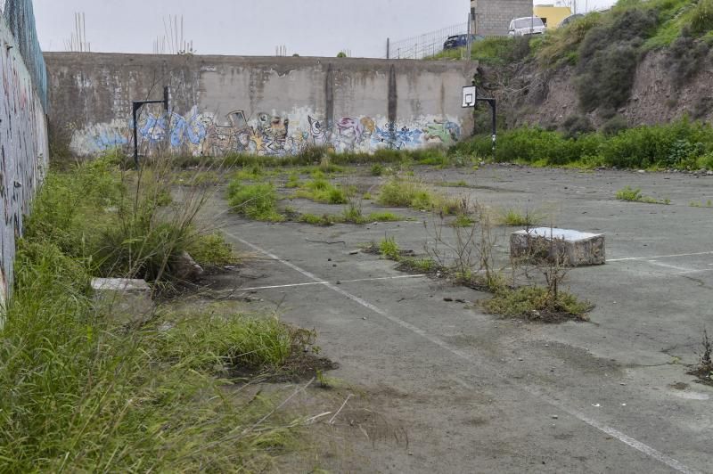 Cancha deportiva en estado de abandono, en Santa Brígida