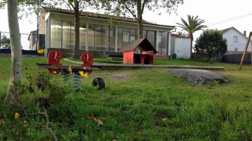 La Xunta prevé echar el cerrojo de la escuela unitaria de Pedroso el próximo curso.  // Noé Parga