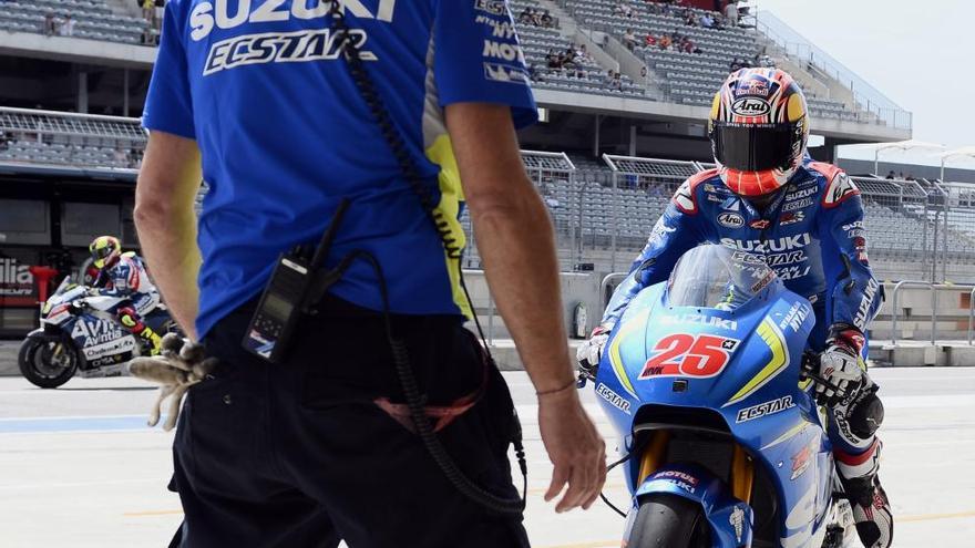 Maverick Viñales arribant al seu box