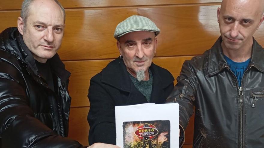 El bajista Eduardo Rodríguez, el vocalista y guitarrista Berto Lorenzo y el diseñador Javier García, con el disco. |