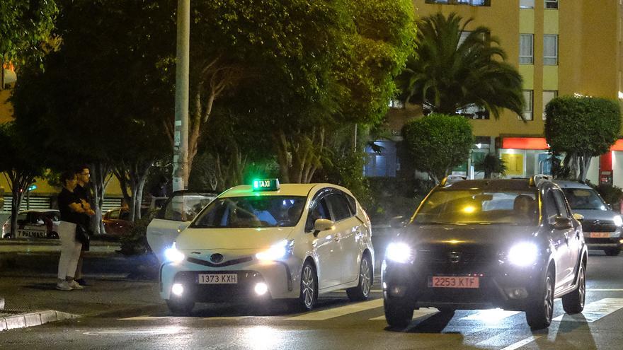 La falta de chóferes agrava la escasez de taxis por las noches y festivos