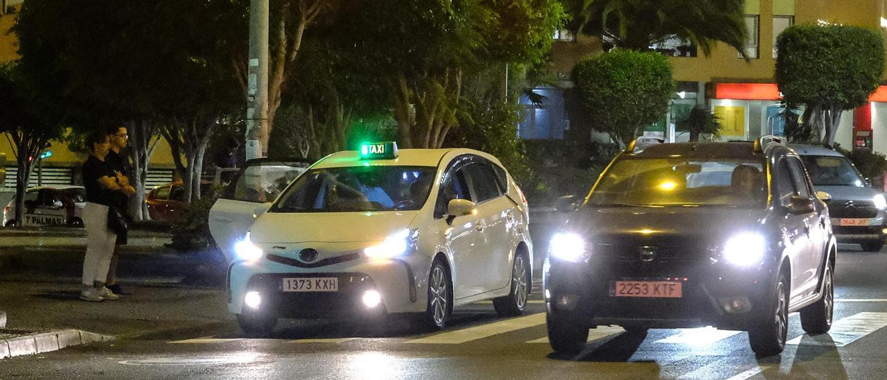 Un taxi por la noche en la capital grancanaria.