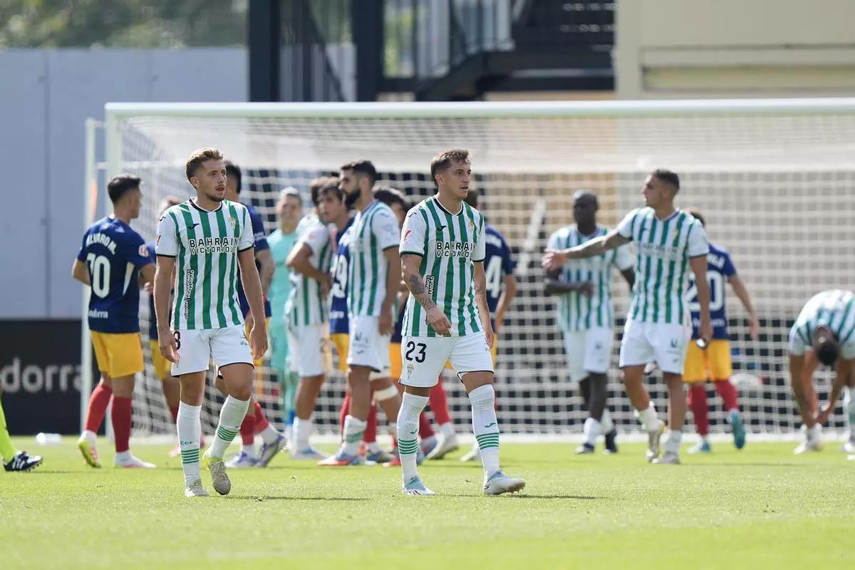 Los futbolistas del Córdoba CF, tras su derrota ante el Andorra en septiembre.