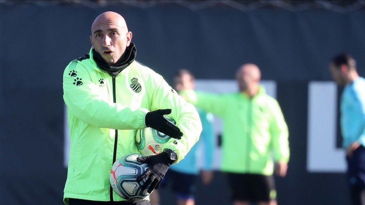 Abelardo dirige un entrenamiento en Sant Adrià.