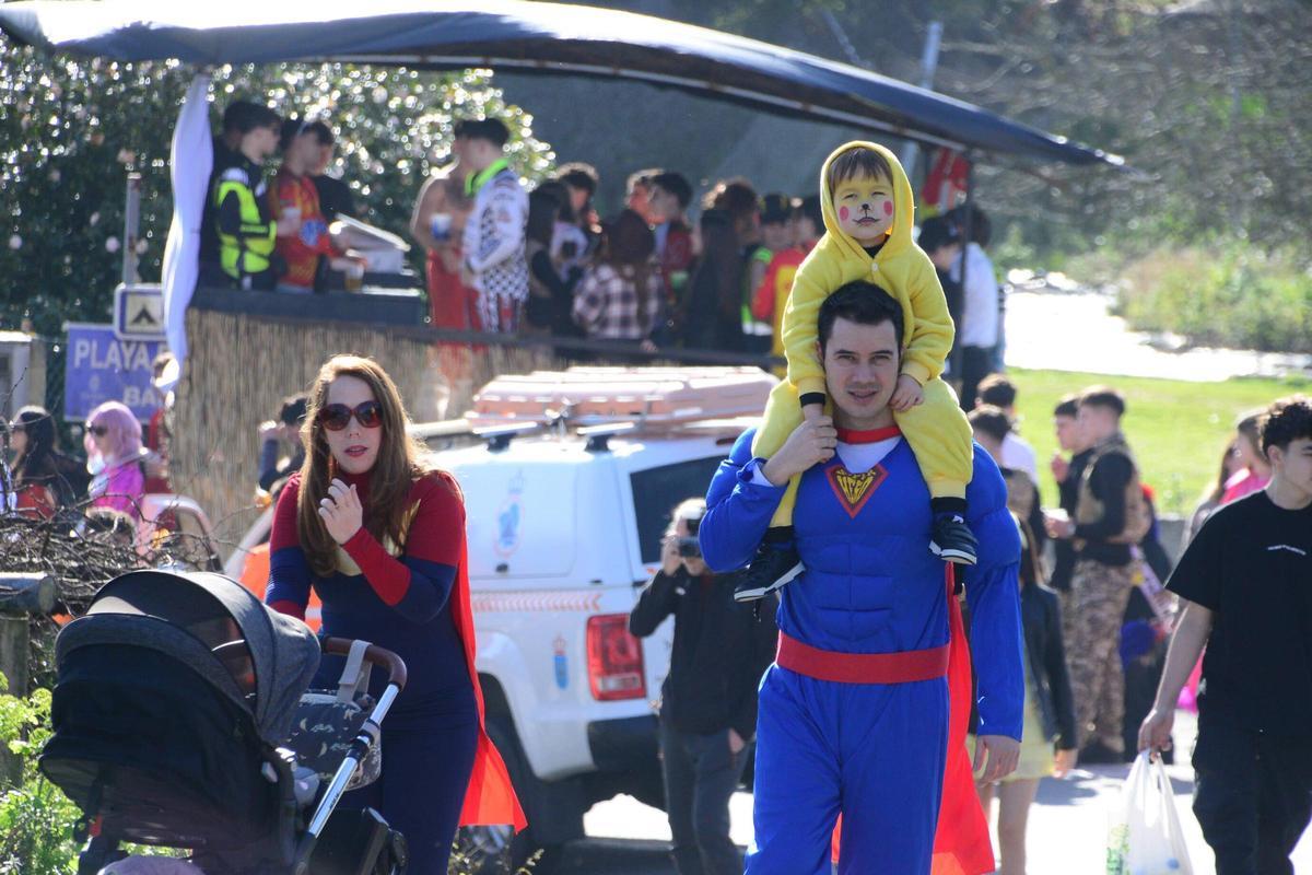 Miles de personas entierran al Mexillón en el carnaval de Aldán