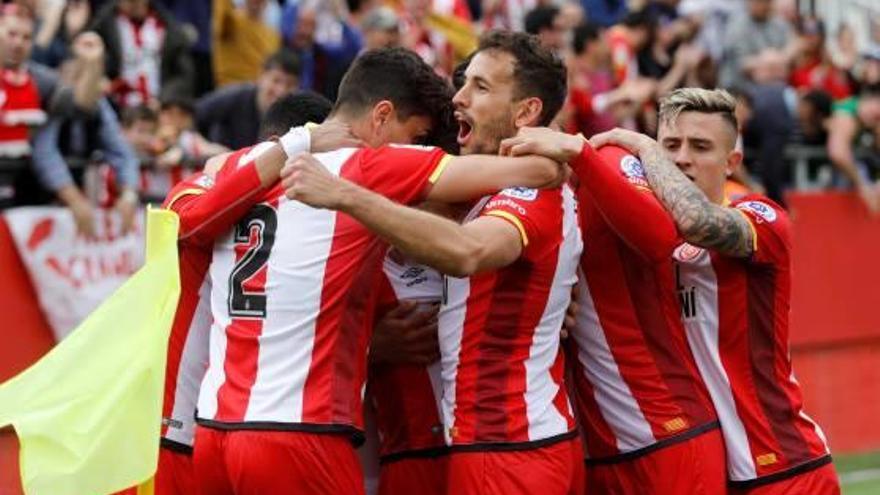 Pinya dels jugadors del Girona després del gol d&#039;Àlex Granell contra el Llevant a Montilivi.