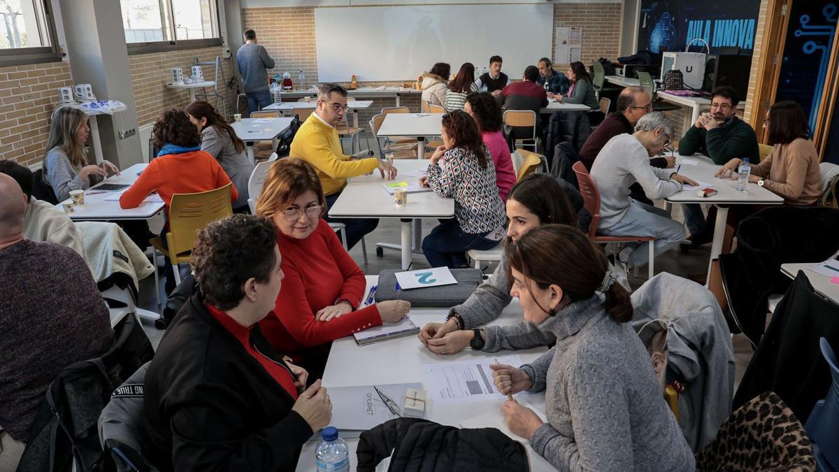 Docentes de FP y empresarios, reunidos en el IES Doctor Balmis, en unas jornadas de innovació