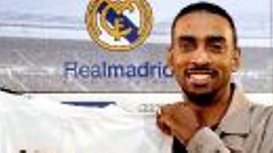 El Real Madrid presenta al base Louis Bullock