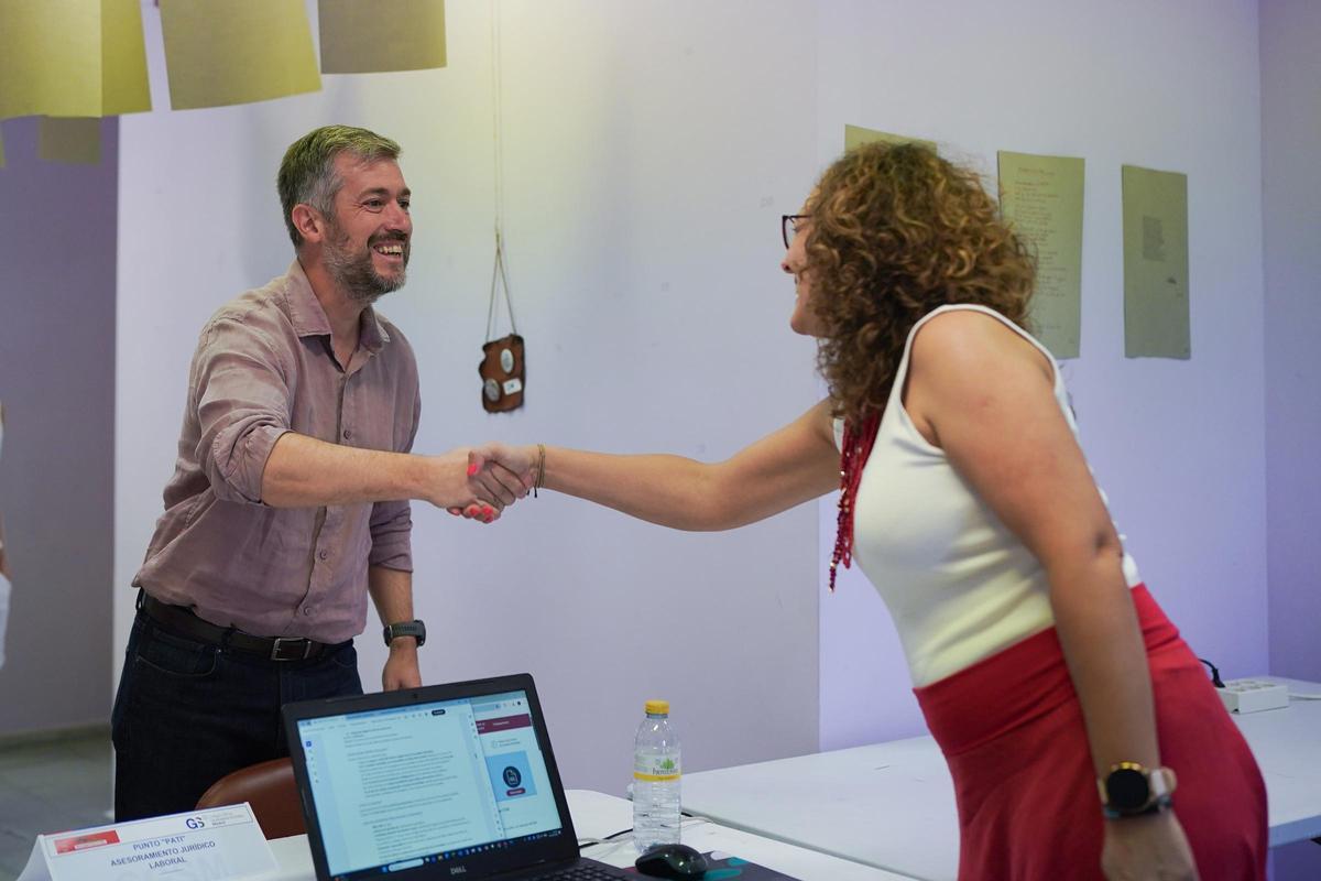 El consejero de Presidencia, Justicia y Administración Local, Miguel Ángel García Martín, ha visitado hoy en Cadalso de los Vidrios la Oficina de Turismo, donde se ha instalado uno de estos dispositivos de asesoramiento
