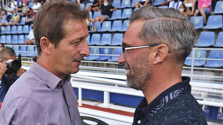 Luis Miguel Ramis y Jon Pérez Bolo, en el saludo previo al comienzo del partido de ayer en el Heliodoro.