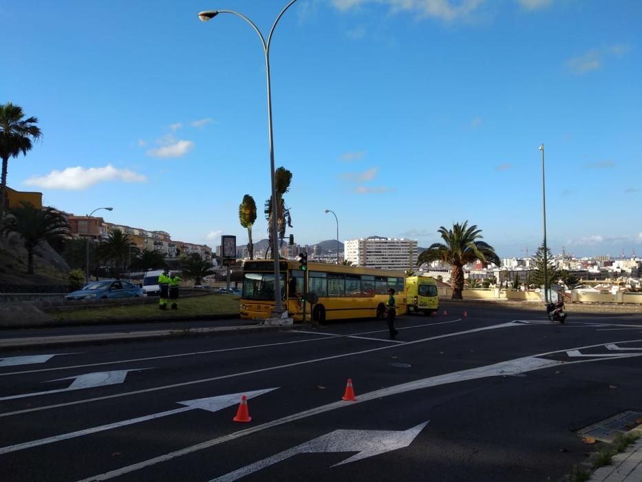 Una guagua choca contra una farola en Escaleritas