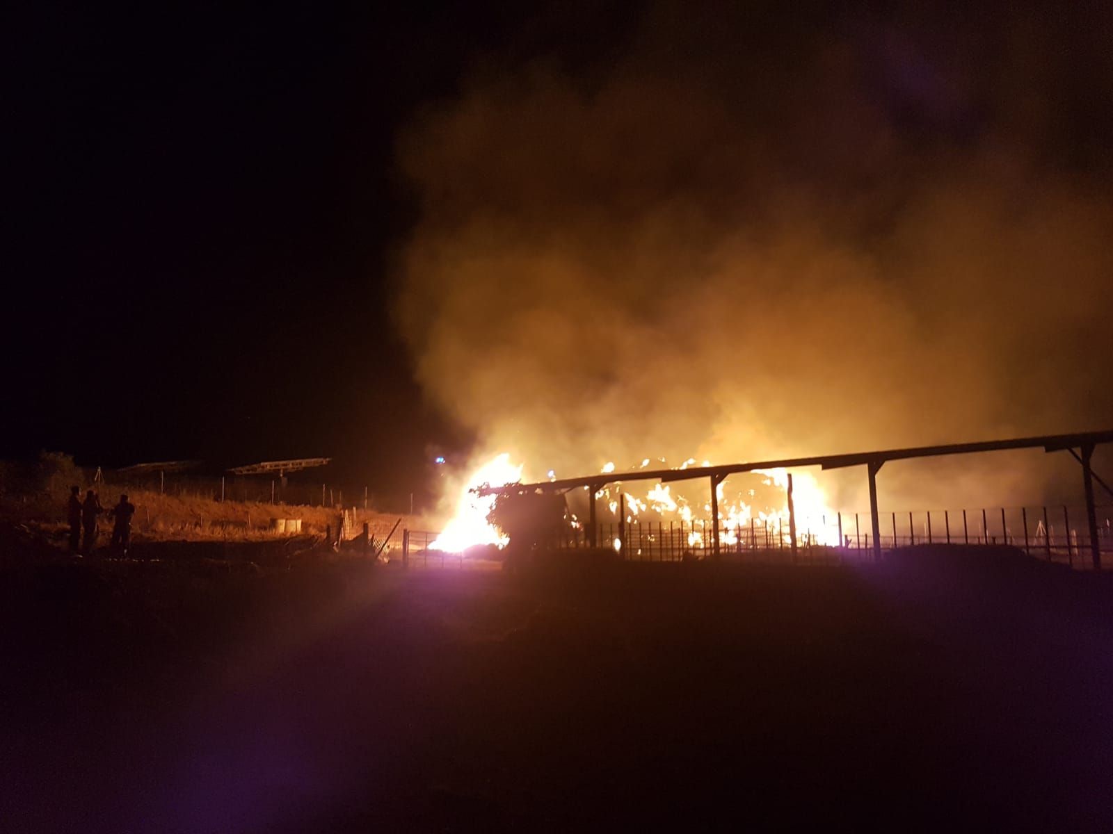 Incendio en una explotación ganadera de la carretera de La Hiniesta